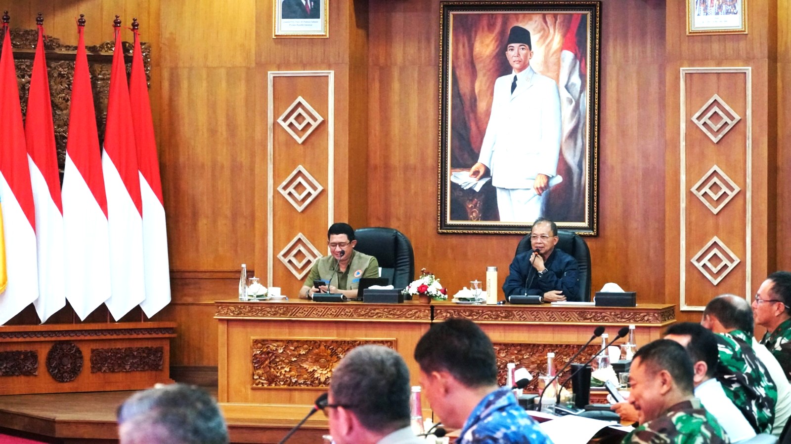 PUTUSKAN DARURAT SEPEKAN: Suasana rapat koordinasi antara BNPB dan seluruh bupati/wali kota di Kertha Sabha pada Rabu malam.(ni kadek novi febriani/radar bali)