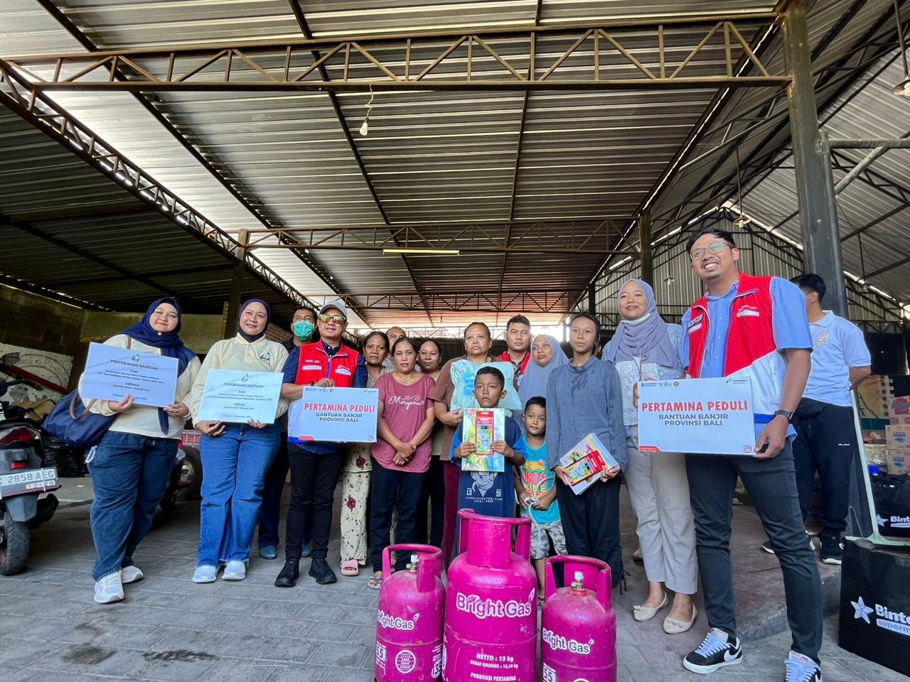 Pertamina Patra Niaga menyalurkan bantuan bencana banjir sejak Rabu, 10 September 2025 yang diserahkan oleh Region Manager Retail Pertamina Patra Niaga Regional Jatimbalinus, Deny Sukendar.