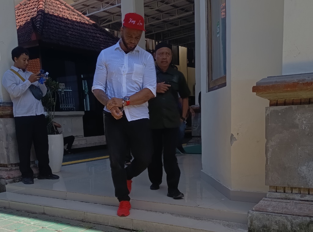 NGEJRENG: warga negara asing (WNA) asal Australia, Lamar Aaron Ahchee, 42, usai menjalani sidang di PN Denpasar, Kamis (11/9/2025).