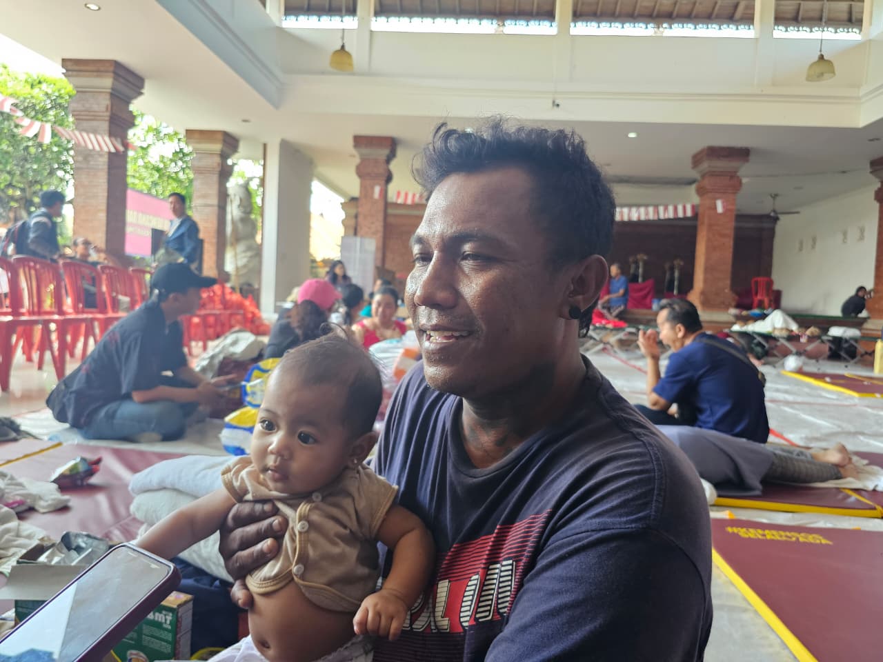 NGENES: Hendra adalah  warga yang  mengungsi  bersama istri dan dua anak. Anaknya masih kecil, yakni berusia 4 bulan dan 6 tahun