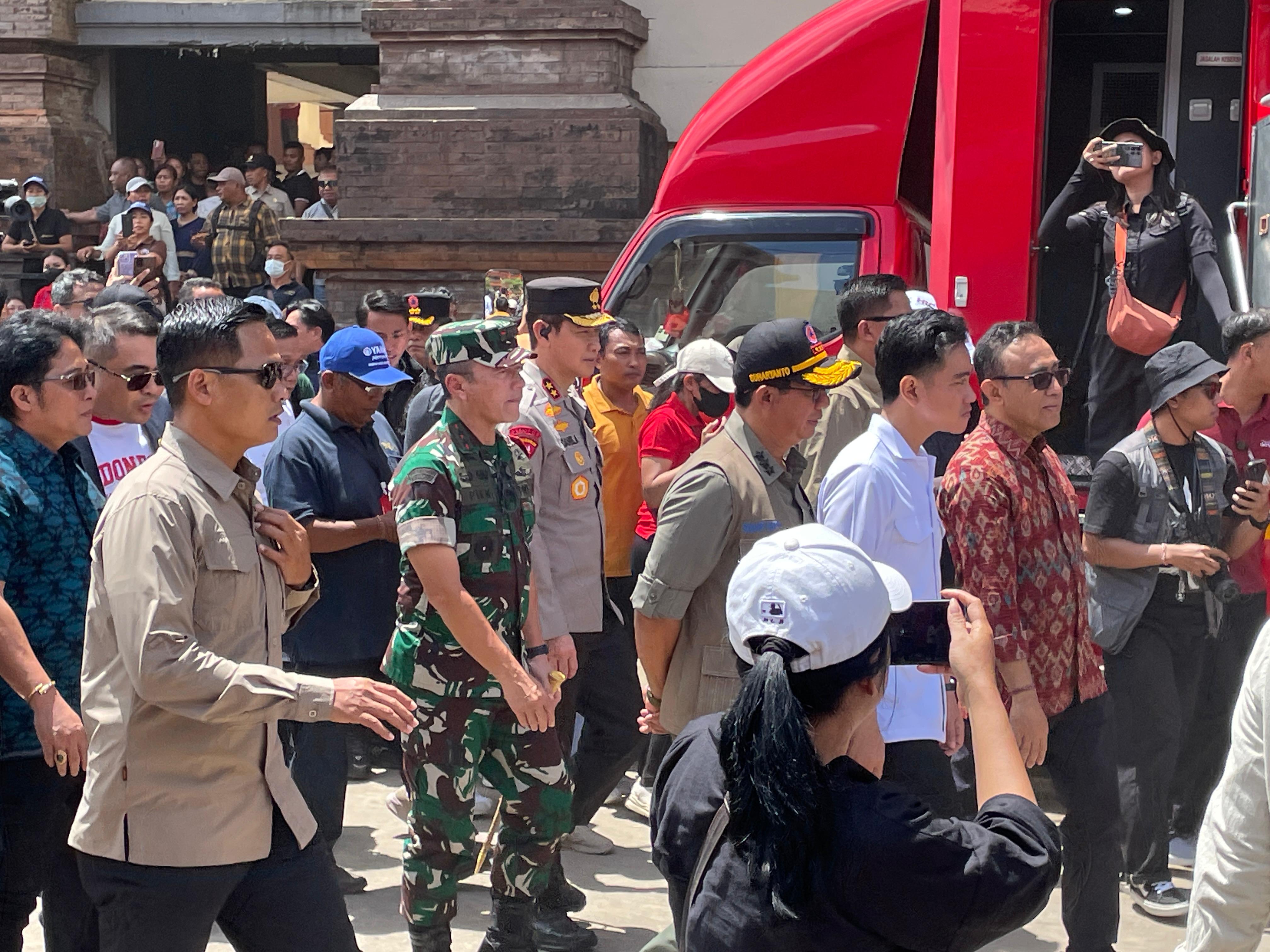 Wakil Presiden RI, Gibran Rakabuming Raka (baju putih) dikawal Pangdam Piek Budiyakto dan Kapolda Bali Daniel Aditya saat cek lokasi pengungsian korban banjir bandang Denpasar, Jumat 12 September 2025