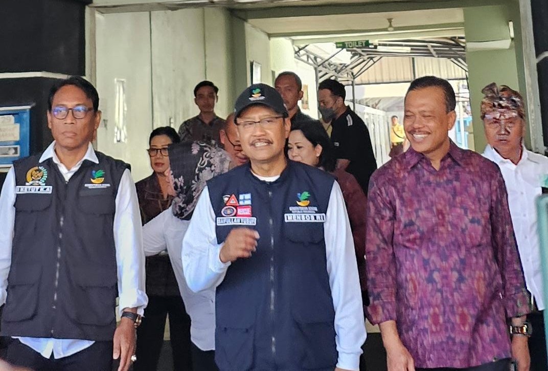 BAWA BANTUAN: Menteri Sosial RI Saifullah Yusuf bersama anggota DPR RI dapil Bali Karyasa Adnyana datang ke Bali mengecek distribusi bantuan korban banjir bandang.