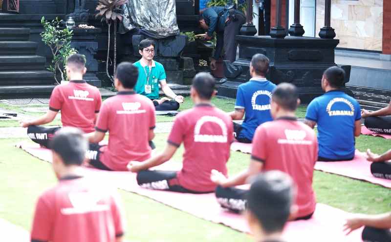 KHUSYUK : Suasana napi Tabanan yang mengikuti meditasi dan yoga untuk menghilangkan rasa stres mereka. (juliadi/radar bali)