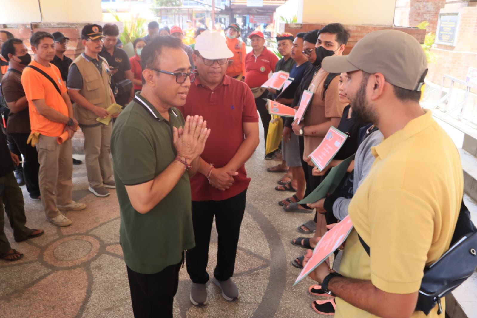 SANTUNAN: Wali Kota Denpasar I Gusti Ngurah Jaya Negara bersama jajaran Kemensos RI menyerahkan santunan di Lobi Pasar Badung, Denpasar, Sabtu (13/9).