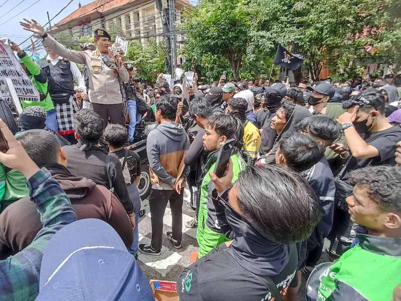UNJUK RASA DEPAN MAPOLDA BALI : Kerumunan aksi massa di depan Mapolda Bali, Sabtu (30/8/2025). (foto:Adrian Suwanto/Radar Bali)