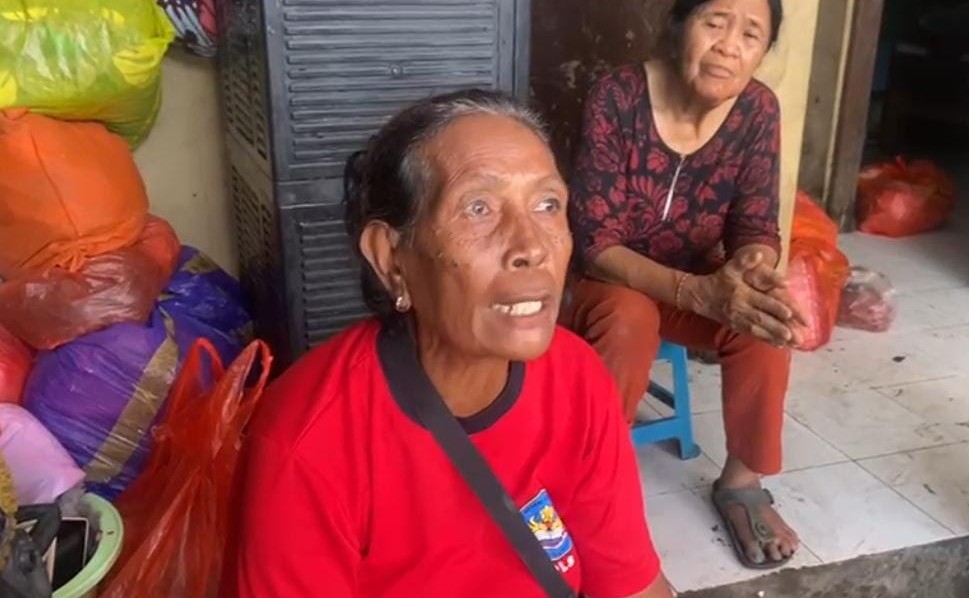 PERLU MODAL: Warga Gerenceng Denpasar Nengah Manis, 60, meminta bantuan modal usaha