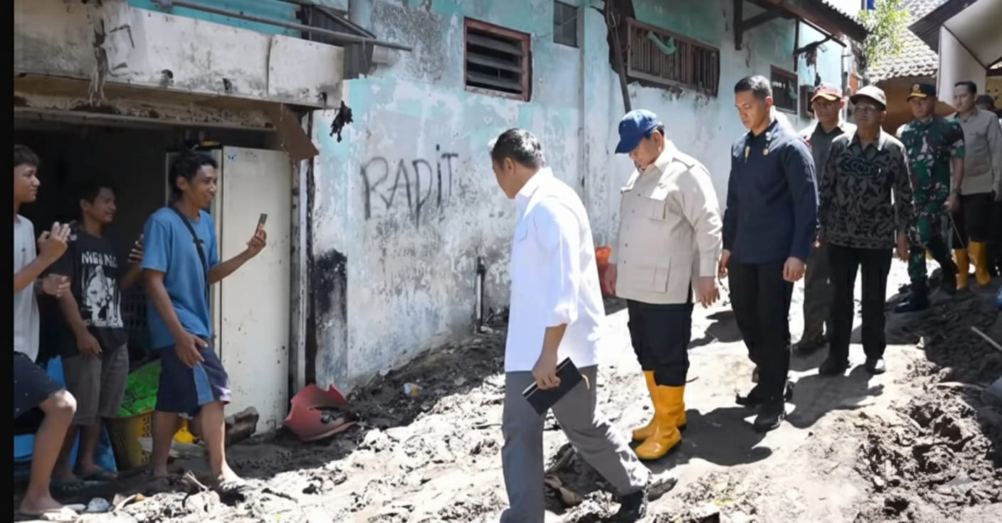 LICIN: Presiden Prabowo tetiba menemui warga yang rumahnya terendam banjir bandang 10 Septyember 2025 lalu.