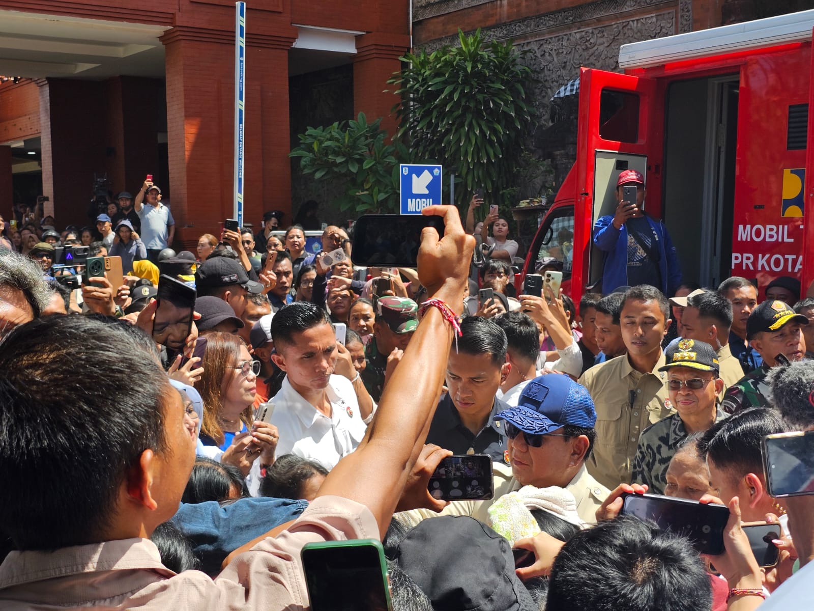 TEMUI WARGA: Presiden Prabowo Subianto dikerumuni warga saat menemui warga di Banjar Gerenceng Denpasar yang terdampak banjir bandang,  13 September 2025.