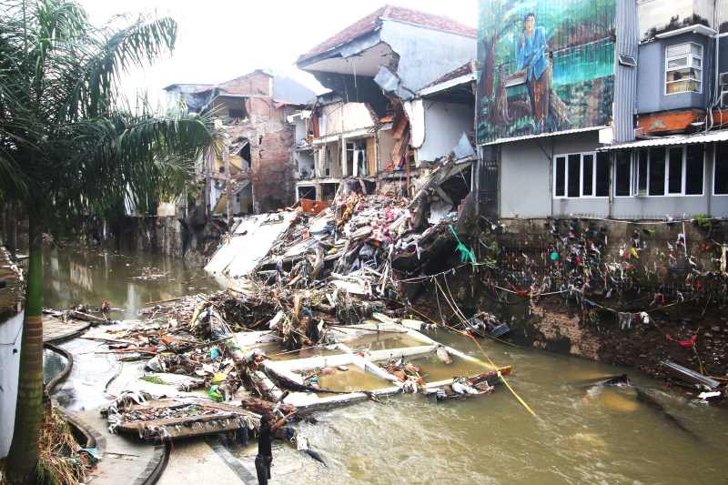 BANJIR PALING PARAH : Bagian belakang ruko Jalan SUlawesi, Denpasar, yang ambrol diterjang banjir.(Foto:Miftahuddin/Radar Bali)