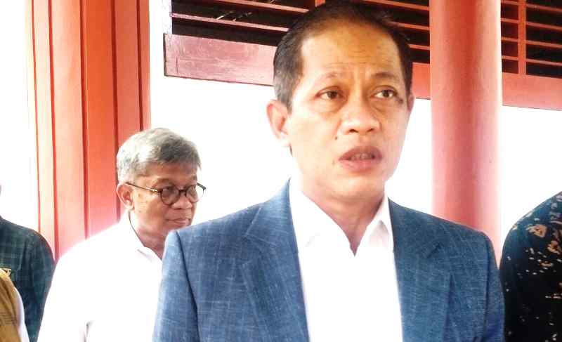 INGATKAN PENYEBAB BANJIR: Menteri Lingkungan Hidup RI Hanif Faisol Nurofiq saat berkunjung ke Sentra Mahamitya, Tabanan. (Foto: Juliadi/Radar Bali)