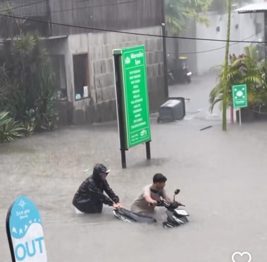CANGGU LUMPUH - Genangan setinggi semeter di depan Marcelin Spa, Gang Sri Kahyangan, di kawasan Canggu, Tibubeneng, Badung.