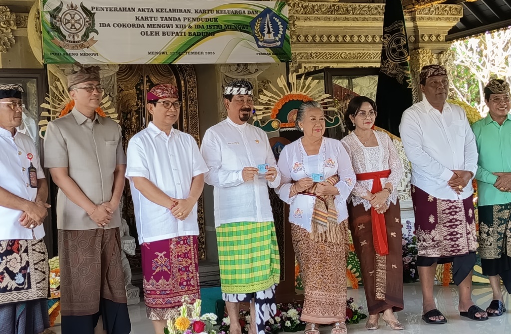 BERSEJARAH: Momen Ida Cokorda Mengwi XIII (empat dari kiri) bersama Ida Cokorda Istri Mengwi (lima dari kiri) menerima KTP usai perubahan nama di Puri Ageng Mengwi, Sabtu (13/9/2025).
