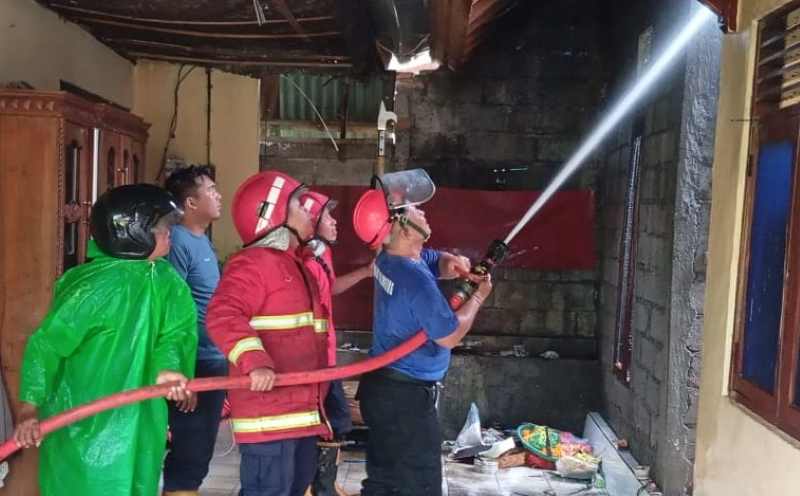 PADAMKAN API: Dapur milik Ida Bagus Putu Parwita, warga Dusun Kawan, Desa Bakas, Kecamatan Banjarangkan, hangus terbakar. (Foto: Damkar Klungkung)