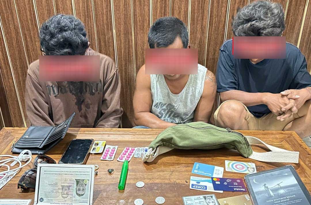 TIGA MASUK BUI: Para buruh bangunan ini dibekuk petugas setelah ngembat tas turis Prancis. (Foto: Polsek Nusa Penida)