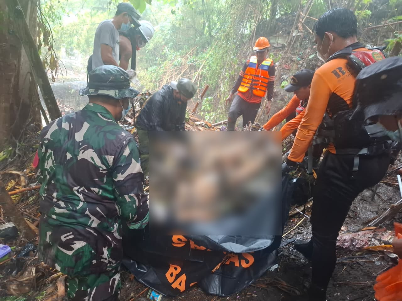 MEMBUSUK: Tubuh jenazah korban banjir ini diketahui bernama Suandi, 60, membengkak diatas tumpukan sampah tepi sungai di Ubung Kaja Denpasar, 15 September 2025.