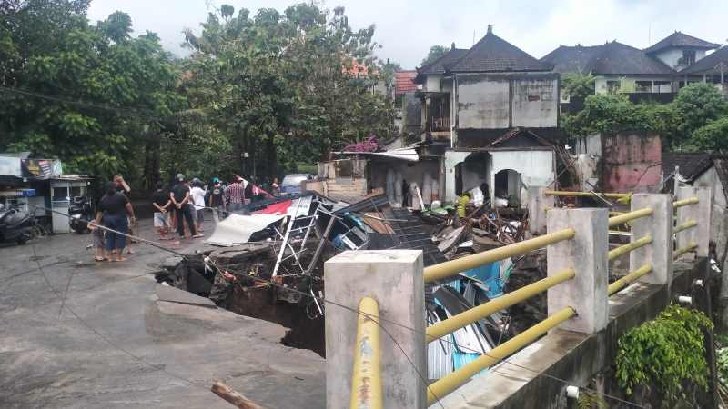KERUSAKAN DI SANGGULAN:Salah satu titik kerusakan akibat banjir di Sanggulan,Tabanan. (juliadi)