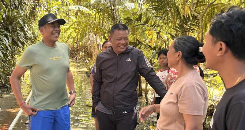 DATANGI KORBAN : Bupati I Gusti Putu Parwata dan Wakil Bupati Karangasem, Pandu Prapanca Lagosa saat meninjau lokasi banjir di Banjar Dinas Tengading, Desa Antiga, Manggis. (zulfika Rahman)