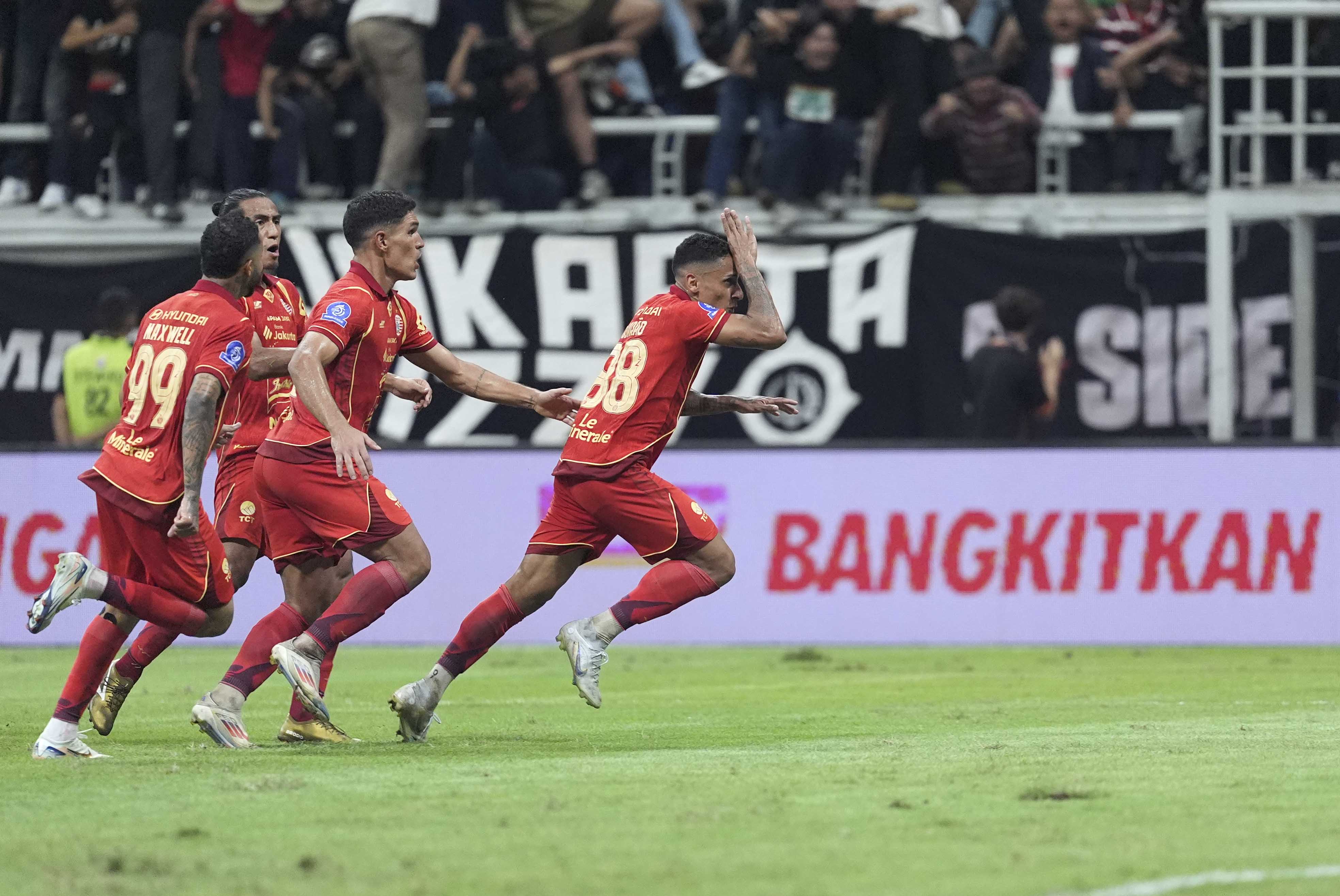 KACAMATA - Bruno Tubarao merayakan gol ke gawang Bali United di menit ke-56.
