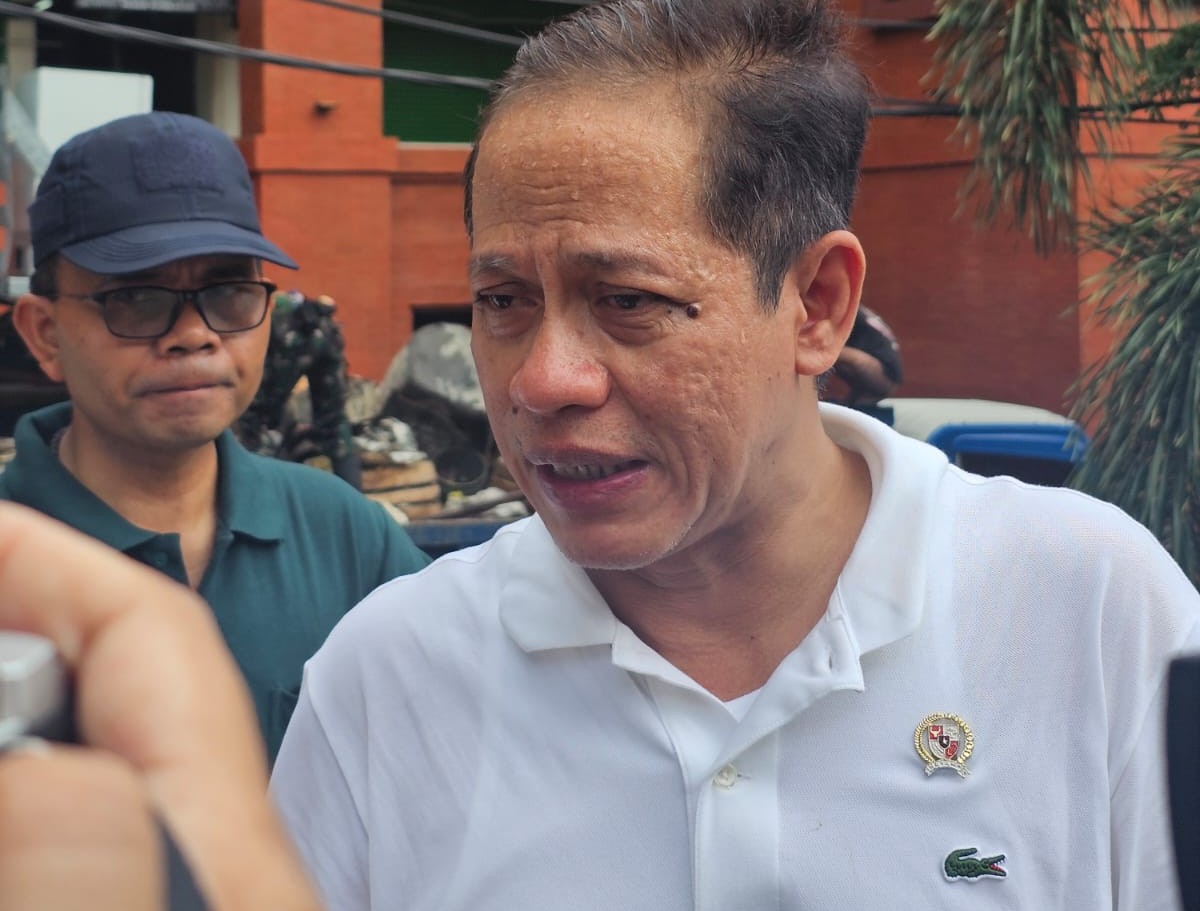 MASALAH EKOLOGIS: Menteri Lingkungan Hidup RI Hanif Faisol Nurofiq  didampingi Kadis KLH Bali Made Rentin menyesalkan hutan di Bali sisa 3 persen.
