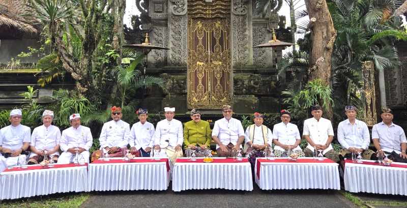 DESAK BANDARA BARU : Para penglingsir Puri se Jebag Bali berkumpul di Puri Ageng Blahbatuh, Gianyar, Senin (15/9/2025). (Foto Marsellus Pampur/Radar Bali)