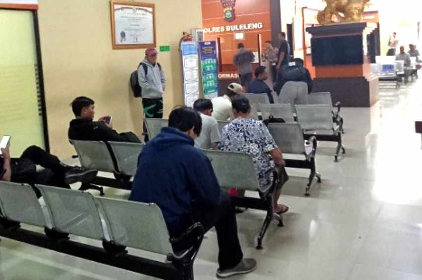 MELONJAK: Suasana pengurusan SKCK oleh PPPK di Kantor SPKT Polres Buleleng.(Foto: Polres Buleleng)