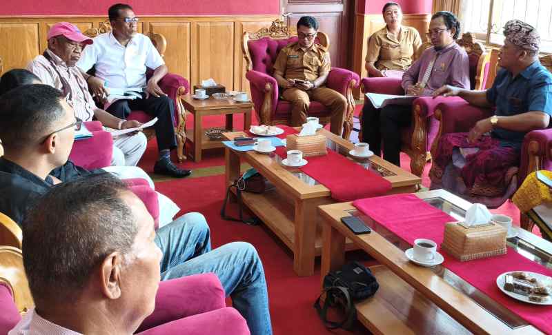 MINTA PEMANGGILAN  BUPATI!: Audiensi keluarga dan kuasa hukum GA dan WA ke DPRD Buleleng..(Foto: francelino junior)