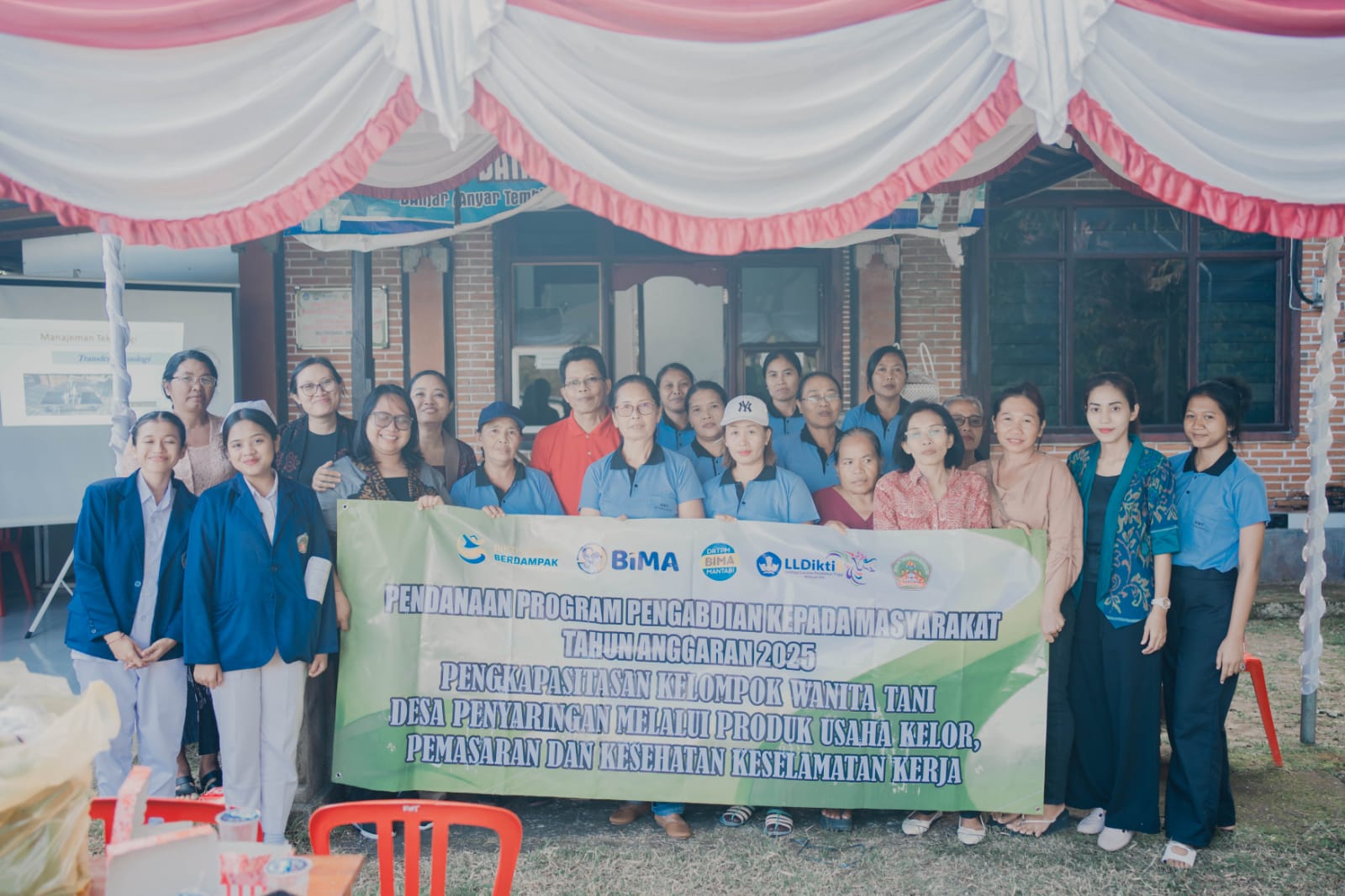 Suasana PKM dosen Stikes Buleleng, Bidan Kadek Ayu Suarmini yang didampingi anggota kelompoknya Ni Made Karlina Sumiari Tangkas dan Made Dwi Ferayani di daerah Penyaringan Jembrana Bali.