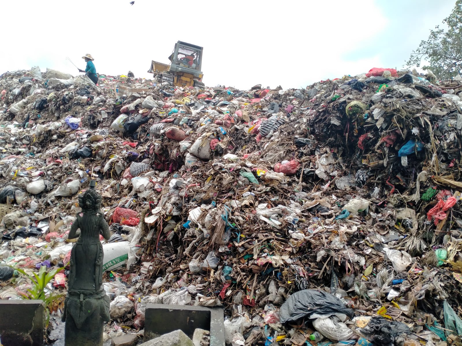 SEMAKIN MENGGUNUNG : Kondisi TPA Mandung, Desa Sembung Gede Tabanan yang overload penuh dengan sampah plastik.  (juliadi/radar bali)