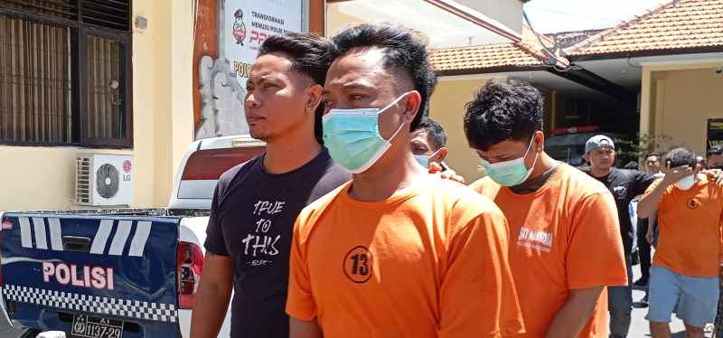 TUTUP PAKAI MASKER: Tersangka AS tampak santai di Polres Buleleng .(francelino junior)