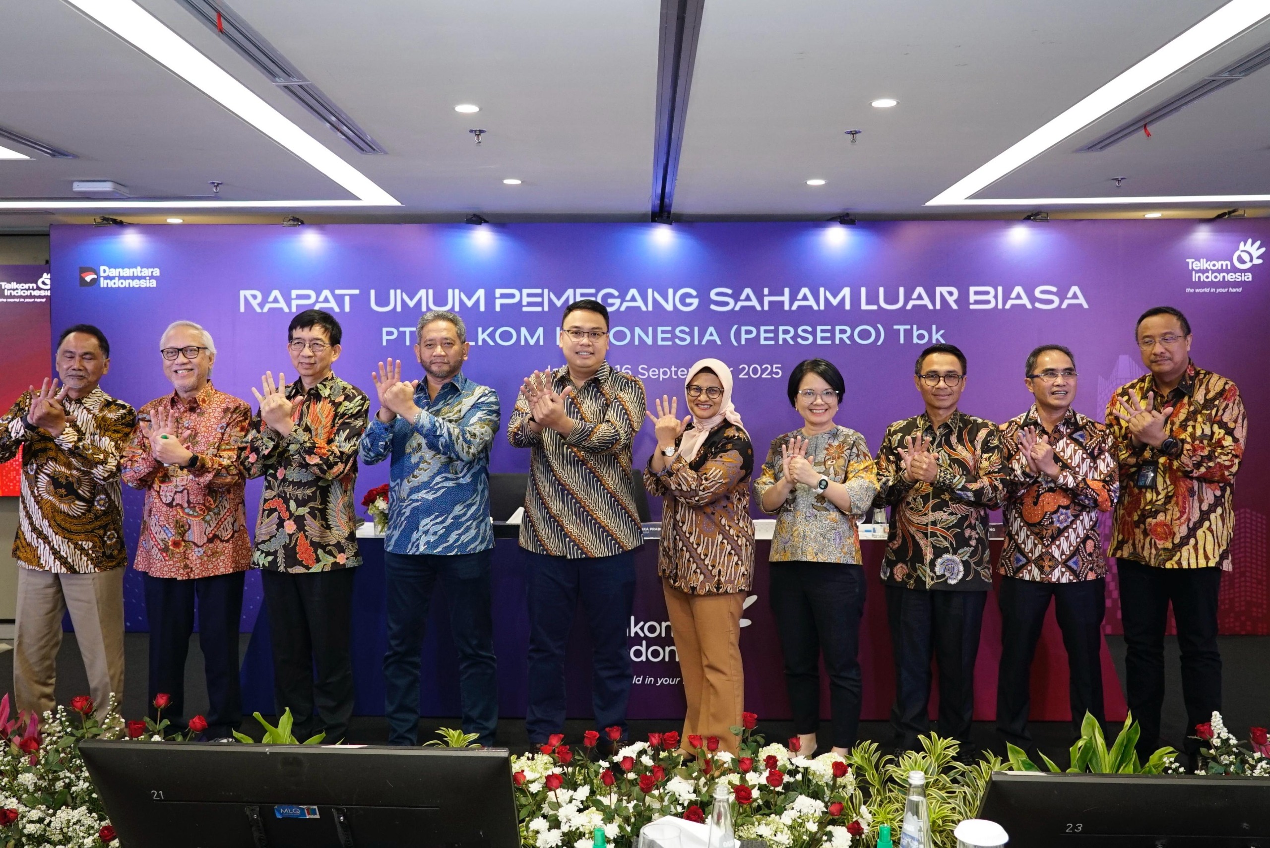 Susunan Dewan Komisaris dan Jajaran Direksi Telkom pada acara Rapat Umum Pemegang Saham Luar Biasa (RUPSLB), yang diselenggarakan secara daring di Jakarta, pada Selasa (16/9).
