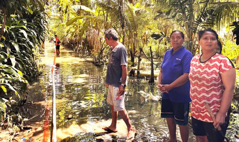 MASIH MENGGENANG : Kondisi banjir yang belum juga surut di Banjar Dinas Tengading, Desa Antiga, Kecamatan Manggis. (Foto zulfika Rahman)