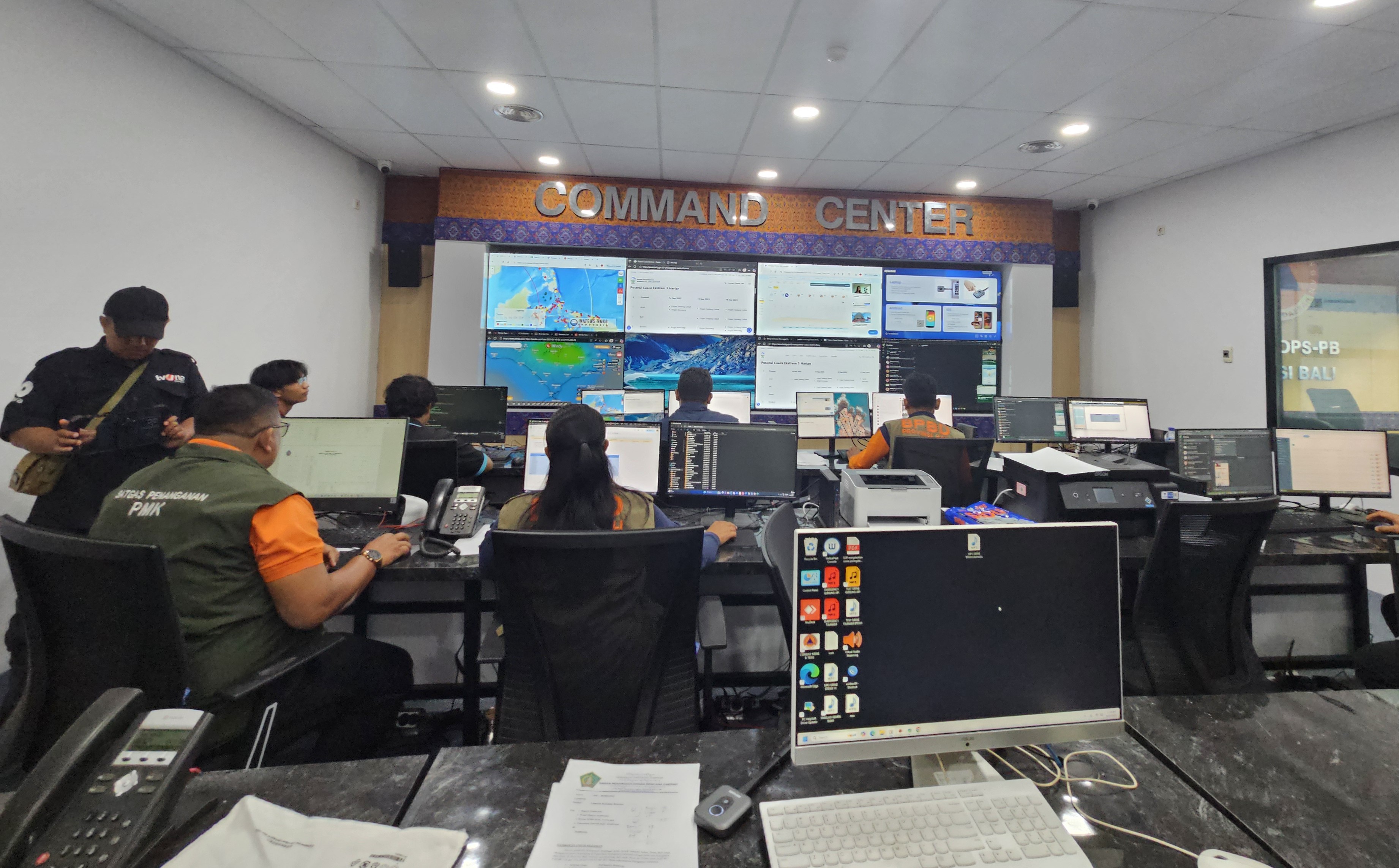 PANTAU BENCANA: Pusat pemantauan Command Center BPBD Bali.
