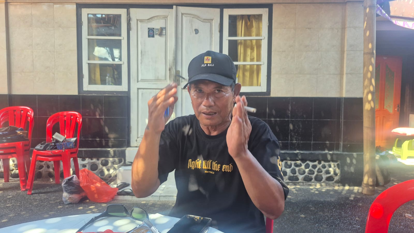HEROIK: Kelian Adat Banjar Suci Ketut Wiyasa berjibaku menyelamatkan warga dan bnarang warga yang dihanyut banjir bandang.