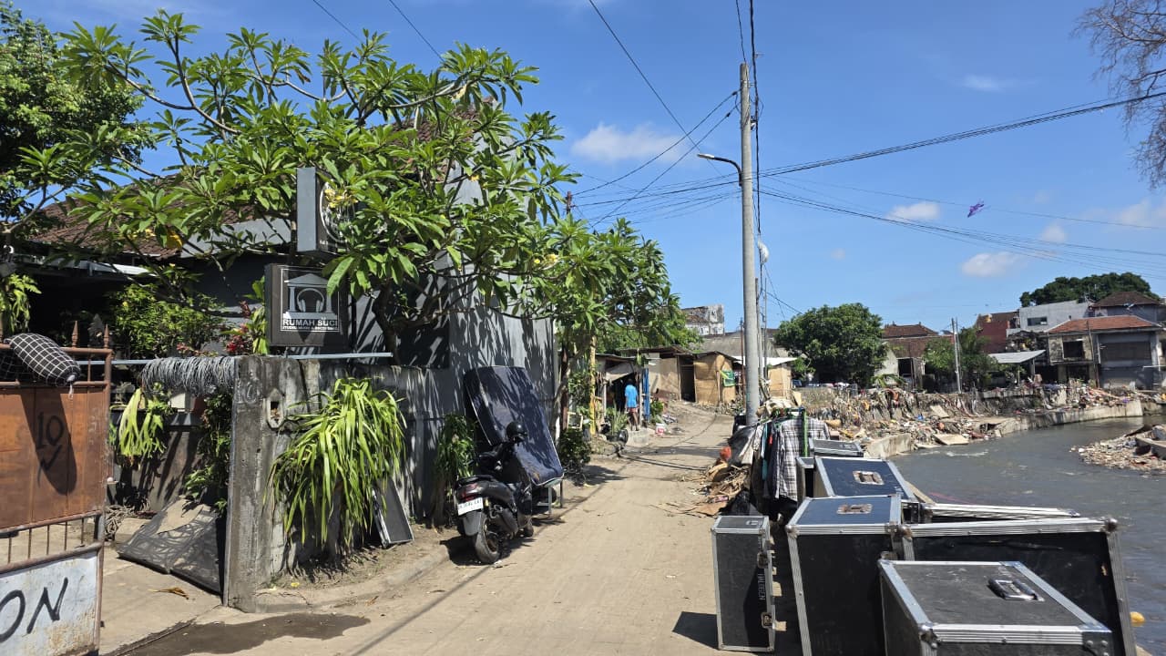 TERDAMPAK PARAH: Daerah Aliran Sungai yang terdapat beberapa peralatan rumah dan sound system yang diselamatkan saat terjadi banjir bandang Rabu 10 September 2025.