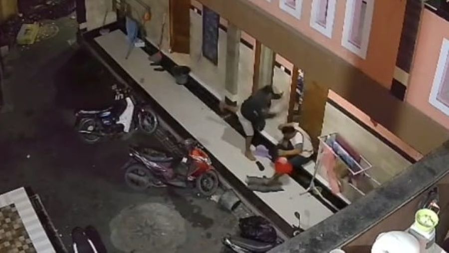 SADIS: Rekaman CCTV aksi penebasan kepada pengamen di kawasan kos-kosan Glogor Carik Denpasar