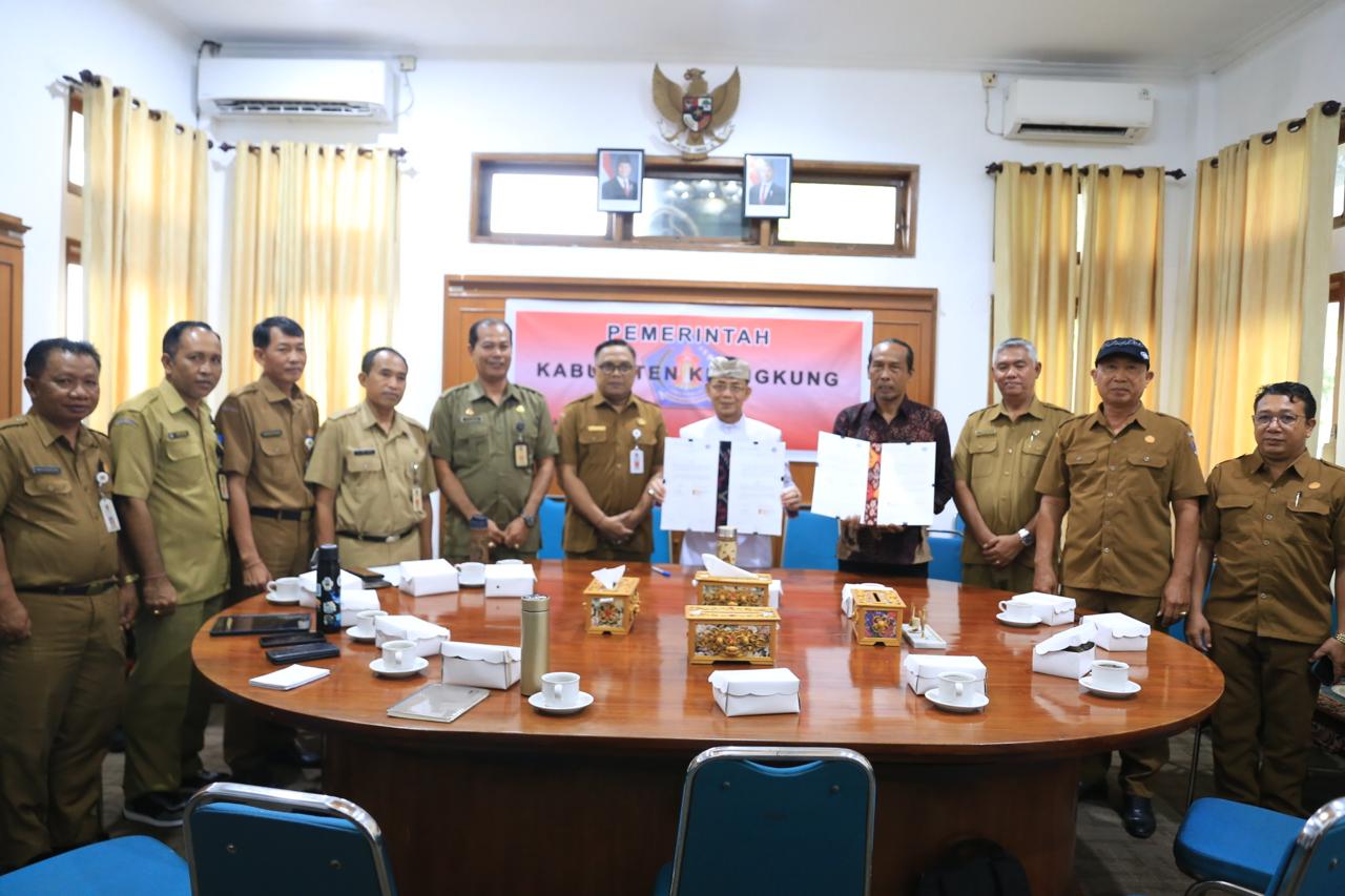 SERIUSI SAMPAH:Bupati Klungkung, I Made Satria dan dihadiri Sekretaris Daerah Kabupaten Klungkung, Anak Agung Lesmana, Kepala Dinas Lingkungan Hidup dan Pertanahan Kabupaten Klungkung, I Nyoman Sidang