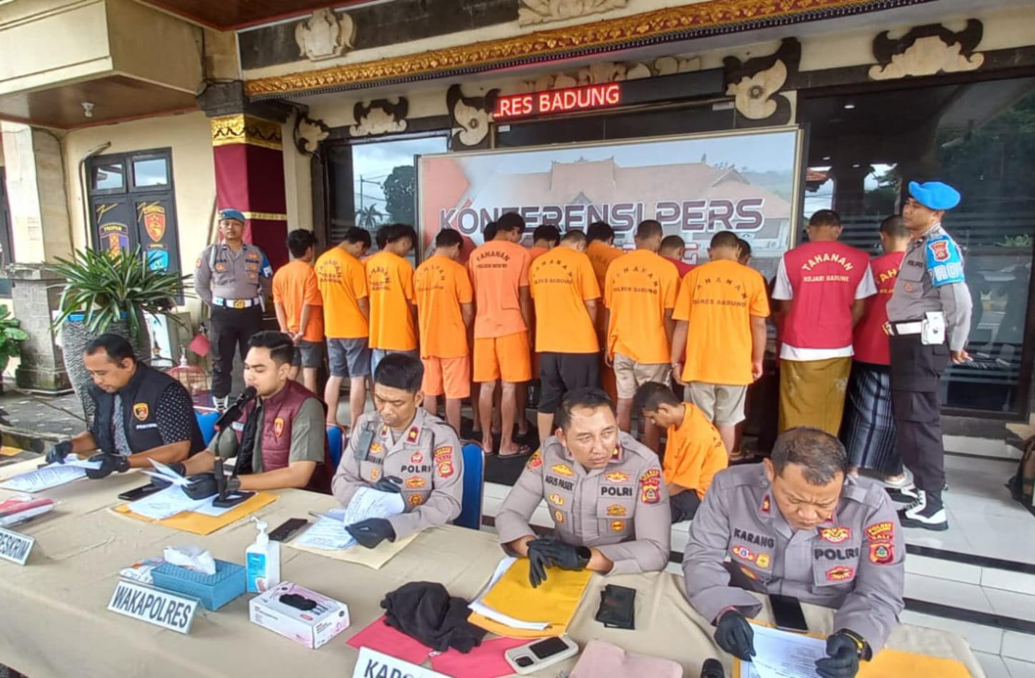 TANPA AMPUN: Wakapolres Badung, Kompol I Gede Suarmawa, SH., seijin Kapolres Badung AKBP M. Arif Batubara, SH, SIK, MH, M.Tr. Opsla, membeber tangkapannya.