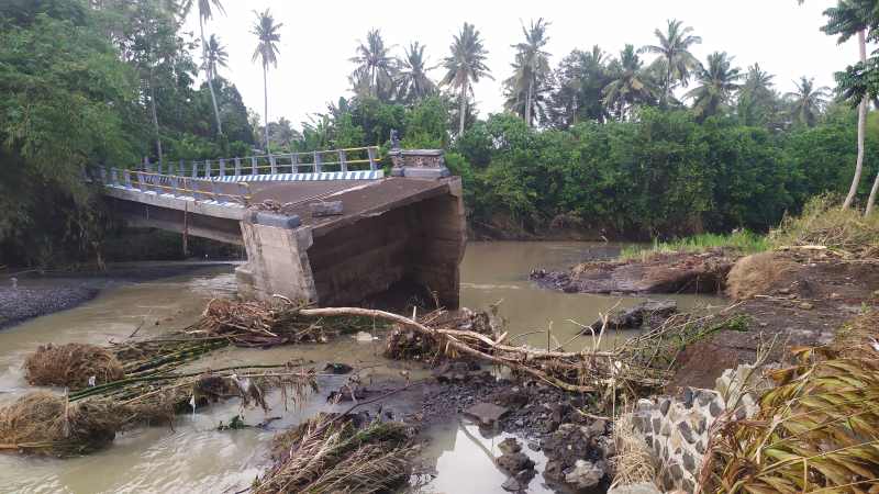 DIHAJAR BANJIR: Jembatan yang putus semakin parah di Sungai Tukadaya, jembatan penghubung Banjar Munduk Ranti dan Banjar Pebuahan, Jembrana.(Foto: M.Basir/Radar Bali).
