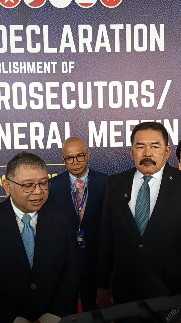 TEGAS: Jaksa Agung RI ST Burhanuddin (kanan) diwawancarai di sela Deklarasi ASEAN Prosecutors/Attorneys General Meeting (APAGM) di Sanur, Senin (15/9/2025).