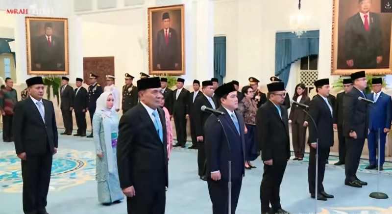 BONGKAR PASANG : Suasana pelantikan Erick Thohir sebagai Menpora dan Djamari Chaniago sebagai Menko Polkam. (Istimewa/JPG)
