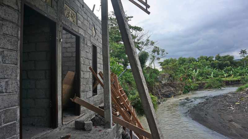 DIGERUS SUNGAI : Kondisi rumah I Nyoman Sudira di Dusun Kanginan, Desa Pesinggahan, Kecamatan Dawan.(Foto:Humas Pemkab Klungkung)