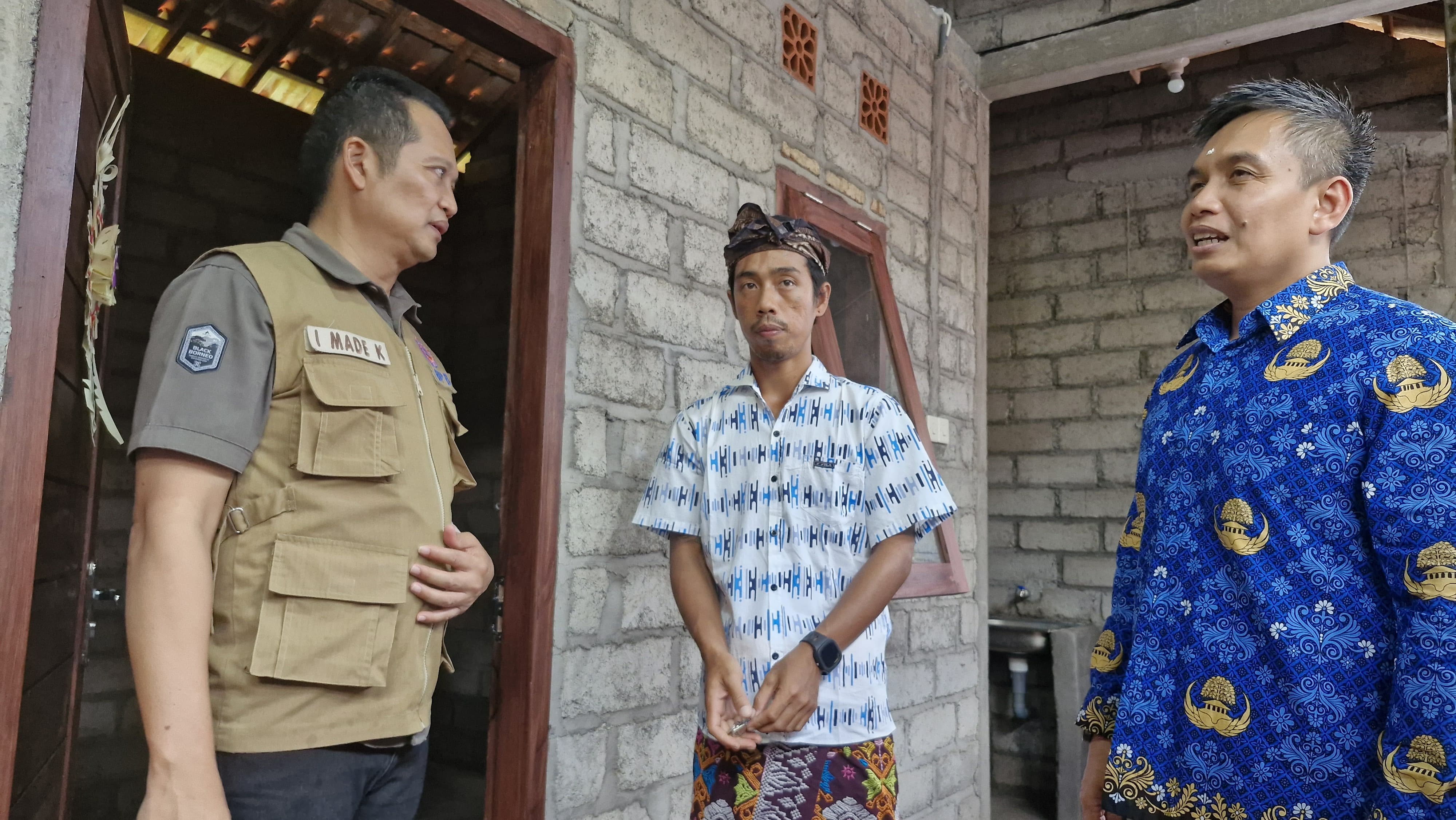 Bupati Jembrana I Made Kembang Hartawan (kiri) didampingi Wakil Bupati Gede Ngurah Patriana Krisna (kanan) saat penyerahan bantuan bedah rumah. (Humas Pemkab Jembrana)