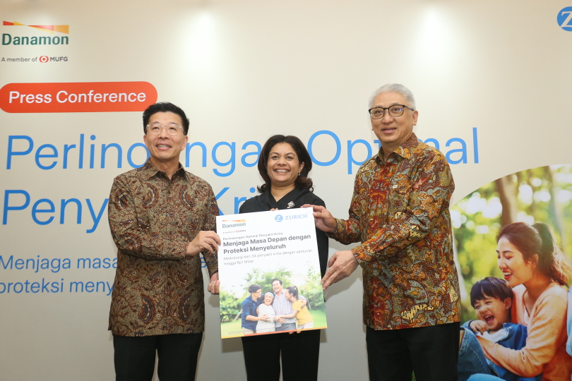Dari kiri, Edhi Tjahja Negara (President Director PT Zurich Asuransi Indonesia Tbk, Tulsi Naidu (CEO APAC Zurich Insurance Group) dan Honggo Widjojo Kangmasto (VP Director PT Bank Danamon Indonesia).