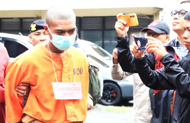 BRUTAL : BKW diringkus akibat kebrutalannya terhadap warga Kanada, CAC. (Foto: Humas Polres Klungkung)