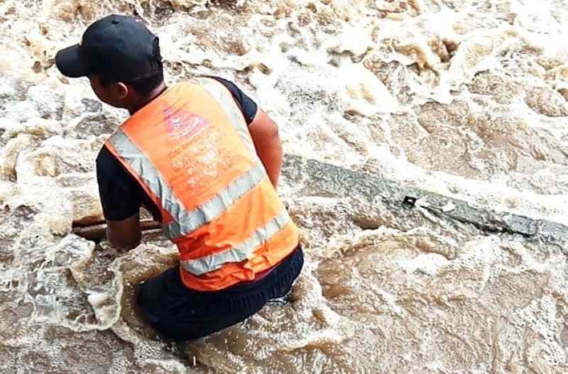 PERBAIKI INSTALASI SALURAN AIR : Perbaikan sub instalasi pengolahan air (IPA) minum yang berada di sungai di Desa Buwit, Kediri Tabanan. (foto:juliadi/radar bali)
