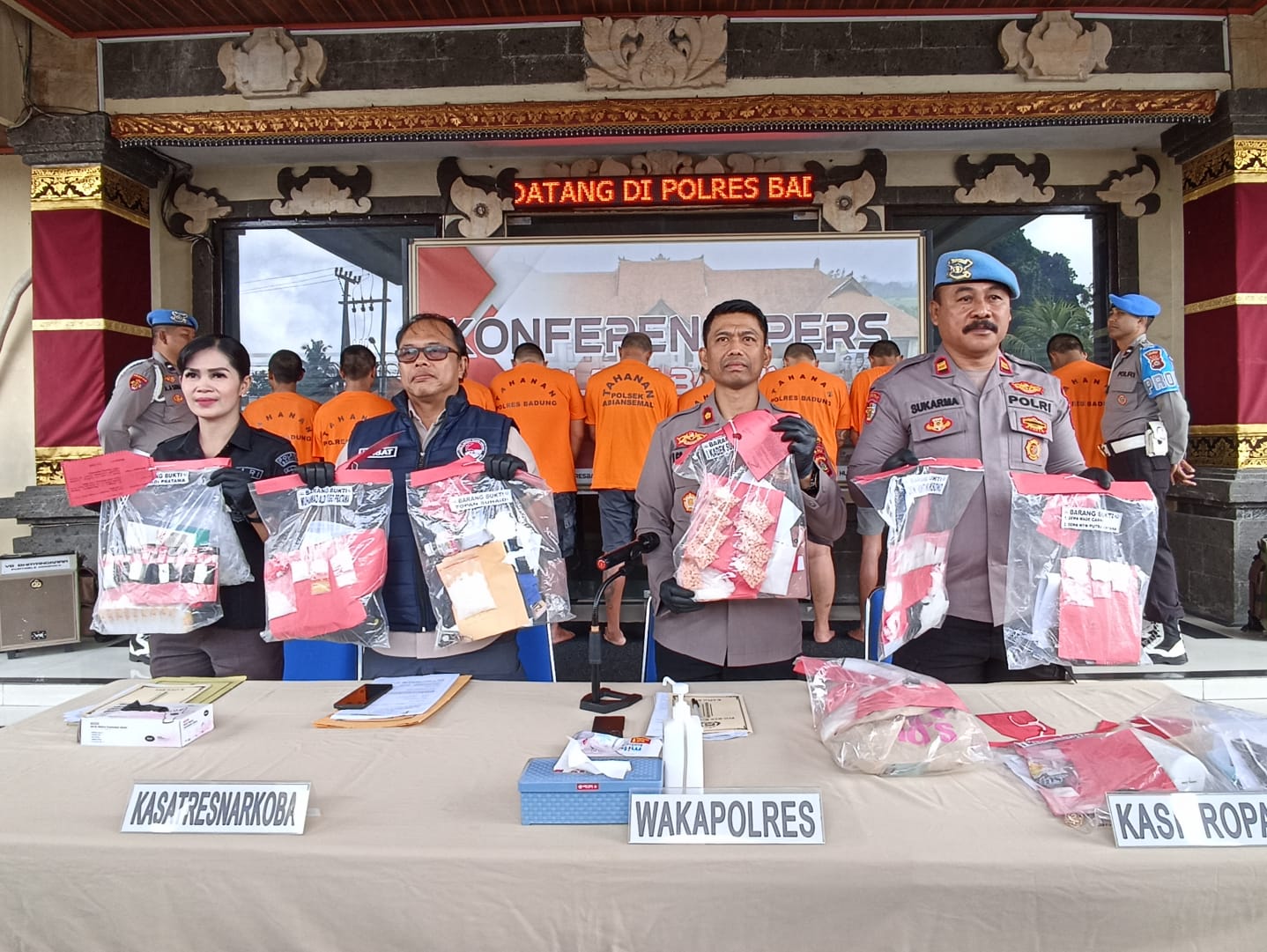 MILIARAN: Wakapolres Badung Kompol I Gede Suarnawa, didampingi Kasat Resnarkoba Kasat Narkoba AKP I Nyoman Sudarma, SH saat konferensi pers pengungkapan komplotan narkoba.