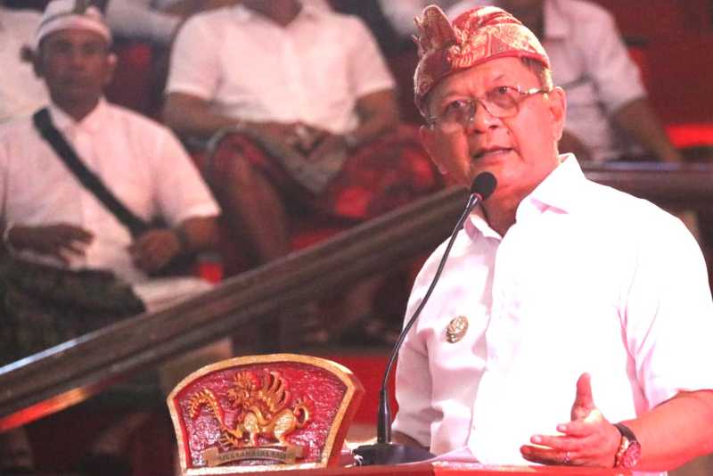 DIMINTA CABUT PEMECATAN: Bupati Buleleng, I Nyoman Sutjidra mengatakan yang berhak adalah perintah dari pengadilan. (foto:Pemkab Buleleng)