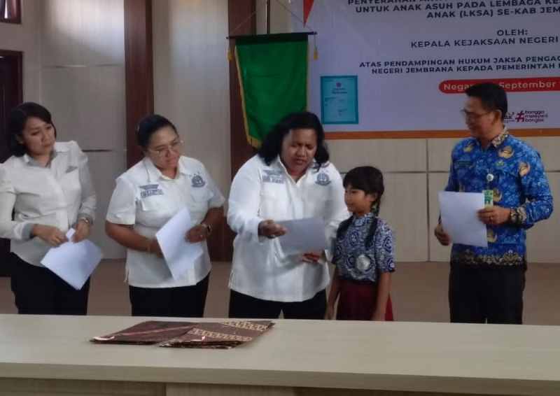 SERAHKAN AKTA : Kajari Jembrana Salomina Meyke Saliama menyerahkan akta kelahiran dan KIA untuk anak LKSA Jembrana.(Foto:Kejari Jembrana)