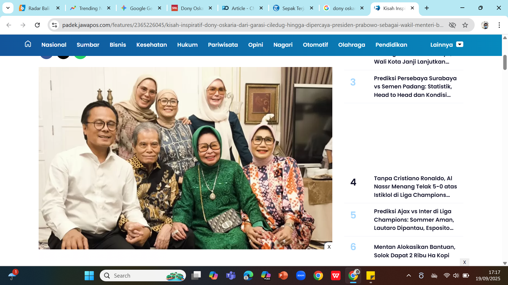 PEKERJA KERAS - Dony Oscaria dan keluarganya.