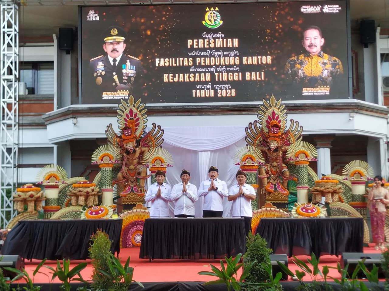 Jaksa Agung RI, ST Burhanuddin dan Kajati Bali Ketut Sumedana saat peresmian fasilitas pendukung kantor di Renon Denpasar, 19 September 2025.